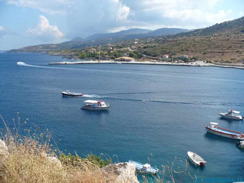 Zakyntos. Pohľad na prístav Agios Nikolaos z cesty k majáku na poloostrove Skinari