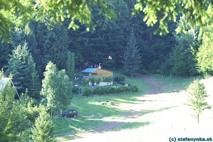 Chata v katastri obce Riečka, kam sa dá dojsť z dediny Tajov. Pri chate bývala studnička, dnes je to ohradené