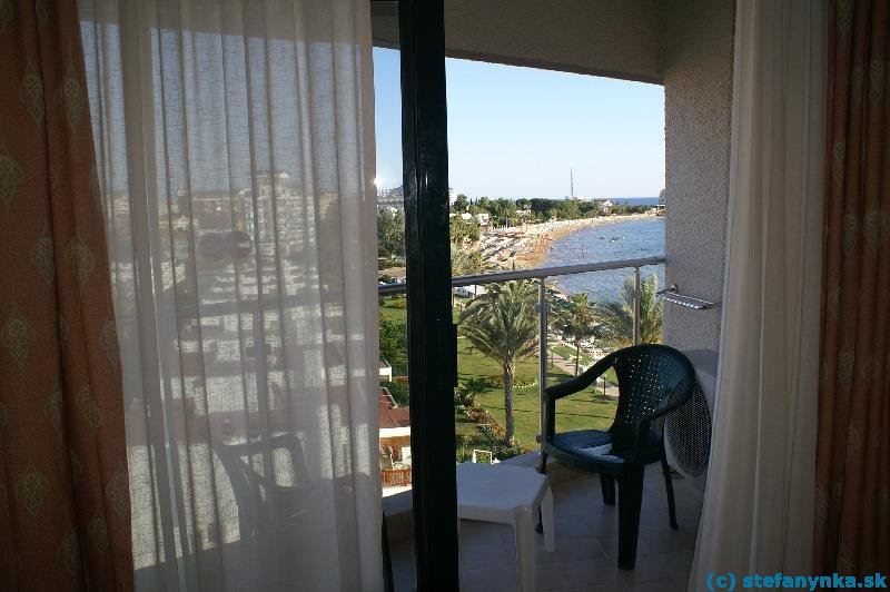 Výhľad z izby hotela Aska Just in Beach bol na more. Tak, ako cestovka sľubovala. Len neviem, prečo sa platil extra poplatok, keď každá izba mala výhľad na menšiu či väčšiu časť mora.