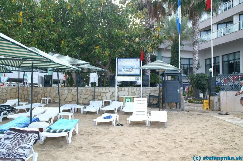 Piesková pláž hotela Aska Just in Beach - pohľad od mora na vstup k baru (a bazénu a WC a snack-baru a k detskému kútiku a k hotelu samotnému)
