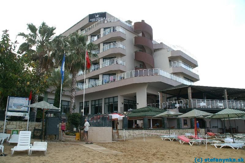 Pohľad z pláže na budovu A hotela Aska Just in Beach