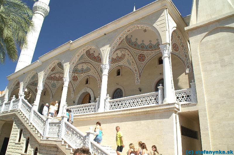 Manavgat, mešita. Štvorminaretová mešita v Manavgate. Pohľad na vstup.