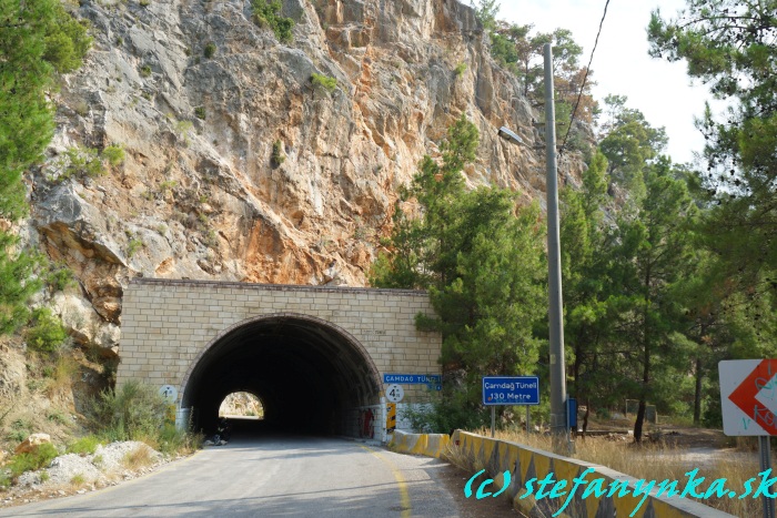Beldibi. Starý nepoužívaný Camdag tunel. Vpravo v lesíku vidno ohradu Beldibi Magarasi. Ešte viac vpravo od červenej značky je severná pláž