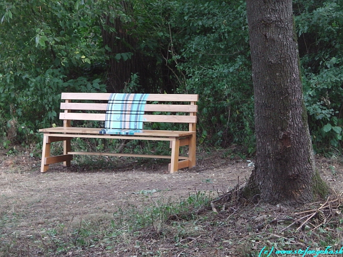 Dolný Lopašov - lavička s uterákom