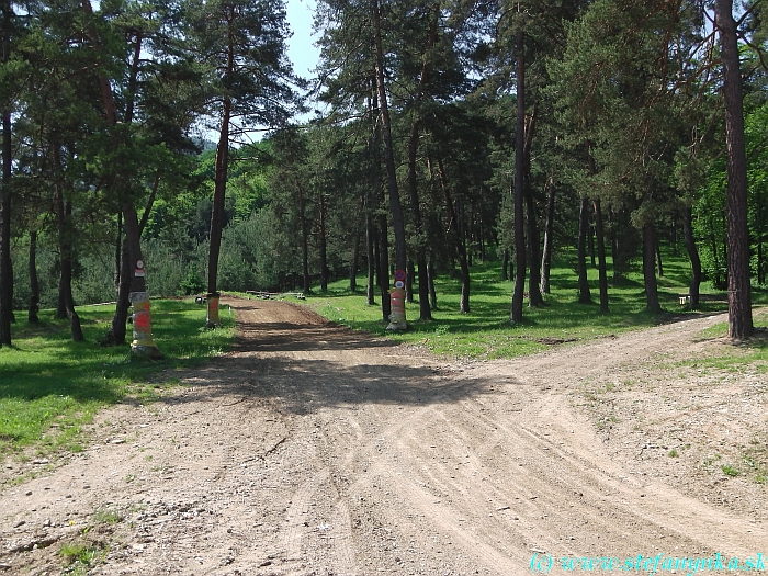 Cesta na Rokoš vedie tou ľavou cestou a pár metrov za značkou rovno medzi stromy