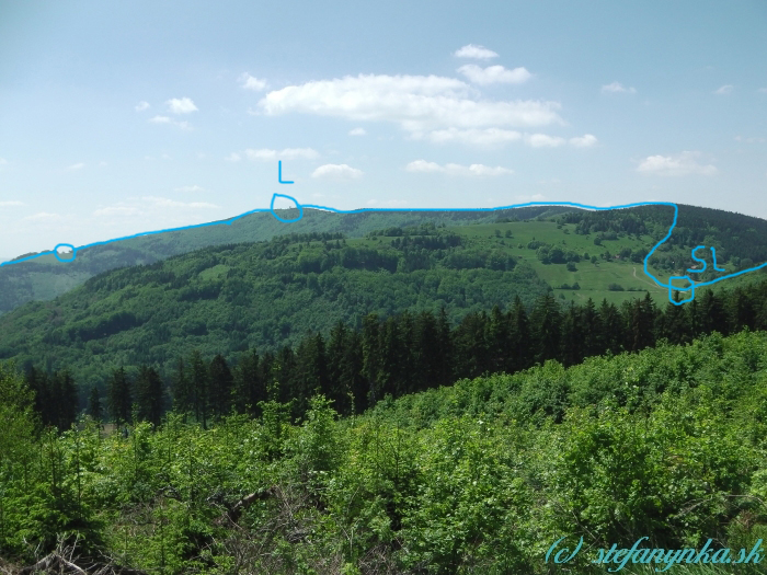 Upresnenie: Veľký Lopeník s rozhľadňou, Malý Lopeník a vpravo sedlo Lopeník (tie zbiehajúce sa cesty). Približná cesta z Mikulčina vrchu cez Lopeník do Novej Bošáce. L - Lopeník, SL - sedlo Lopeník a krúžok vľavo je lúčka s vyhliadkou a prístreškom