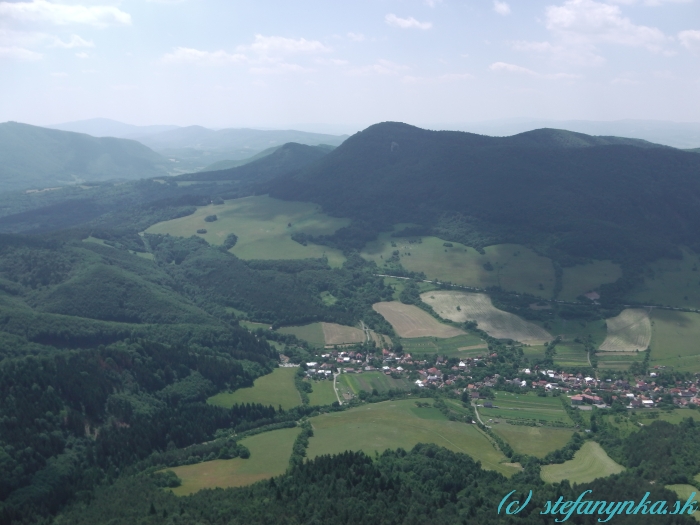 Vápeč - pohľad na Hornú Porubu, kopec Hoľazne a nižšiu Omšenskú babu. Vľavo Baske