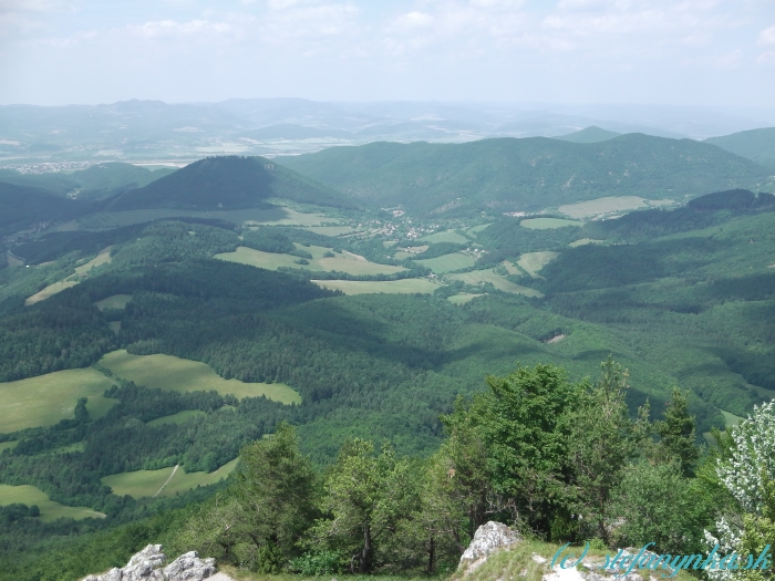 Vápeč - pohľad na Malé Košecké Podhradie. Kopec Sokol (vľavo od dediny). Na horizonte Vršatské Bradlá.