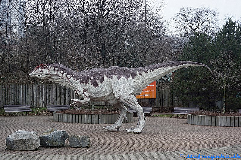 ZOO zatvorená, len tento osamelý dinosaurus sa prechádzal pred vchodom