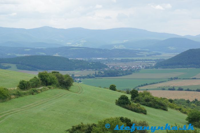Pod Rolincovou. Dedina v údolí sú Trenčianske Bohuslavice, kde som výlet chcel zakončiť. Vľavo od nej je kopec Hájnica a vpravo Turecký vrch. V pozadí Považský Inovec