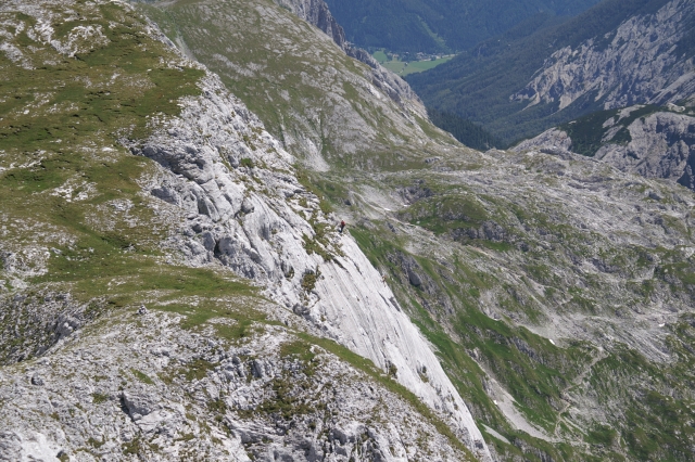 Pohľad z Hochschwabu na údolie Seetal. Svetlozelená škvrna v pozadí je Seewiesen. Pozorné oko zachytí dvojicu horolezcov (na vrchu platne, približne v strede obrázka)