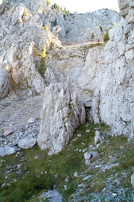 Klettersteig Barenlochsteig viedol vľavo okolo skalky. Potom už iba pár metrov a v skalnej bráne bol koniec.
