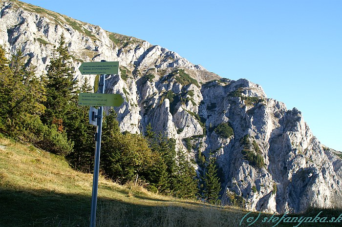 Pohľad od sedla Grabnergupf sattel na steny, v ktorých klettersteig Gamsecksteig vedie.