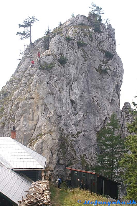 Ferrata Turmstein O-kante - Od človeka dolu pri nástupe rovno hore, pod dvojicou prejsť za hranu a stredom až na vrchol