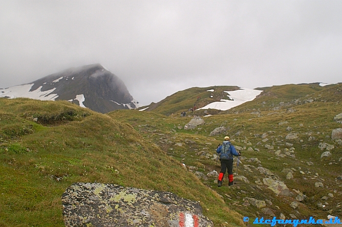 Pohľad na kopec Schartenkopf (2857m). Vrch Spielmann (nie je vidieť)  je vpravo (mimo obraz). Cesta viedla po tráve a snehu až na kopček úplne vpravo na fotke (zhruba v tých miestach je spomínaná kóta 2620).