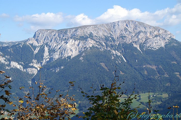 Západné steny Raxu. Vľavo Gamseck, vpravo najvyšší kopec Heukuppe (2007 mnm)