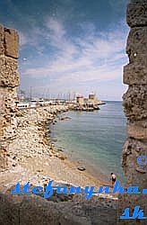 Rodos. Pohľad z hradieb Rodosu pri prístave Mandraki