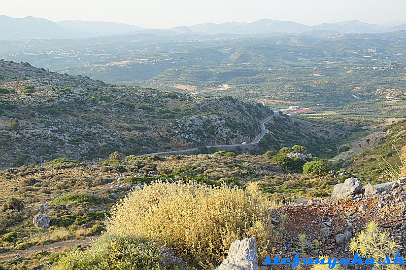 Pohľad na príjazdovú cestu od Amoudary k Voulismeno Aloni (vľavo mimo obraz)