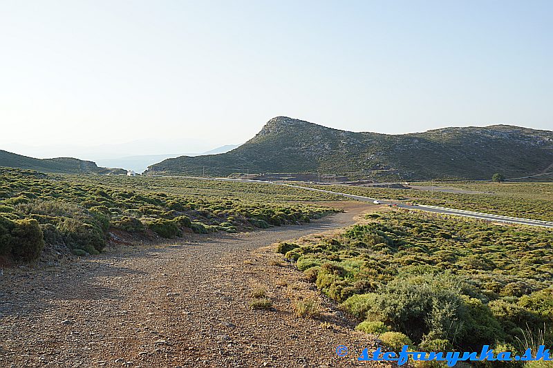 Z prístupovej cesty na Stroumboulas (vľavo v sedle kostolík Agios Georgios)