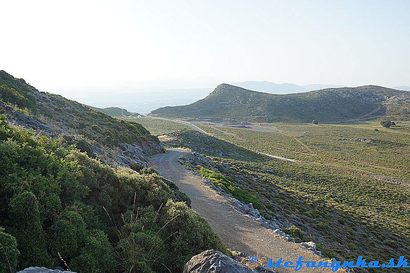 Stroumboulas - prístup od kostolíka Agios Georgios. V pozadí pohorie Dikti