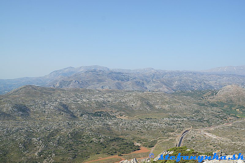 Stroumboulas a planina Stroumboulas. V pozadí vpravo začína samotný masív Psiloritisu. Zľava Giritsi a Koudoni