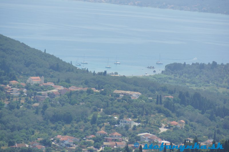 Chlomos - pohľad juhovýchodne na Korakades a Petriti