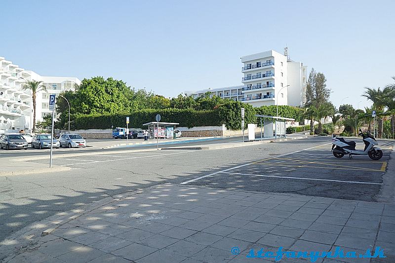 Agia Napa - zastávka pri Sculpture parku (vpravo za palmami)