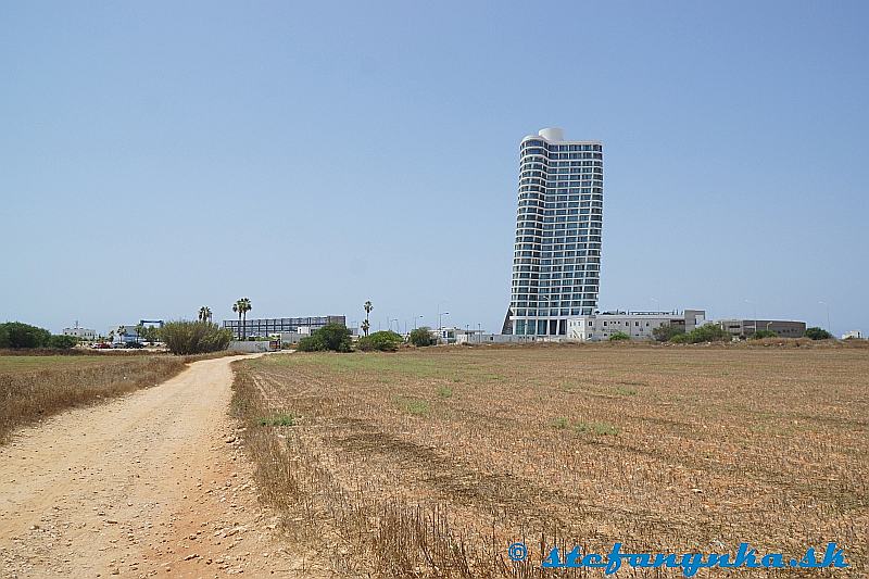 East Tower pri Waterparku. Tá budova mi pripadala strašne naklonená. Z každej vzdialenosti, z každého uhla. Ani vodováha z foťáku to nedokázala napraviť