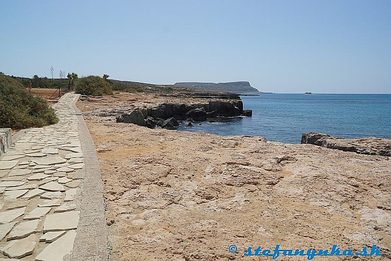 Medzi Limnara beach a Sea caves (v pozadí kopec Greko)