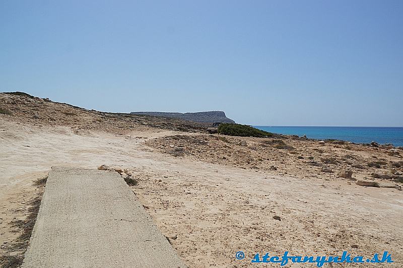 Pri Sea caves medzi Limnara beach a Capo Greko