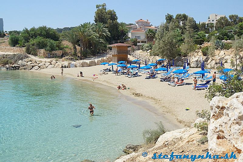 Vizakia beach. Neolitické sídlo bolo v ľavej časti fotky hneď za tými zelenými kríkmi