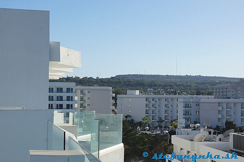 Hotel Silver Sands, Protaras, Cyprus - pohľad do vnútrozemia. Na tom kopčeku vľavo je Agia Saranda