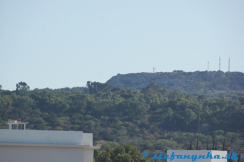 Hotel Silver Sands, Protaras, Cyprus - pohľad do vnútrozemia. Na tom kopčeku vľavo je Agia Saranda