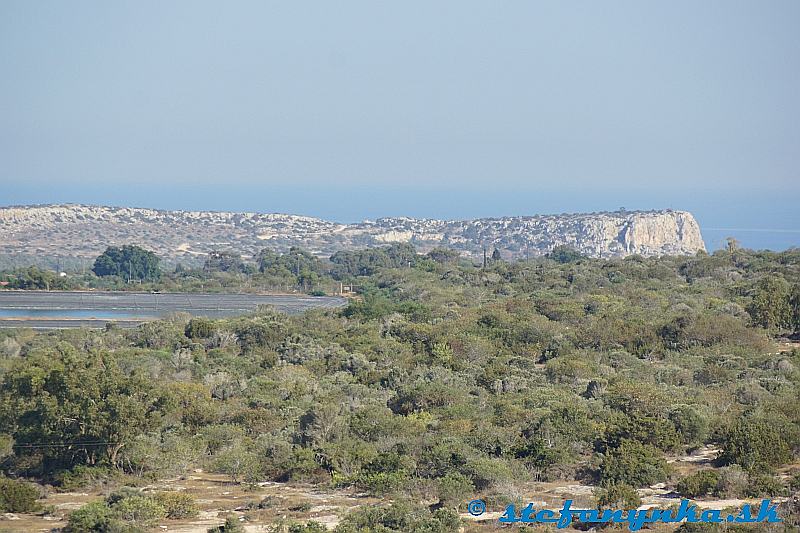 Pohľad na kopec Greco od Agia Saranda. Cavo Greko (poloostrov) je približne v strede fotky