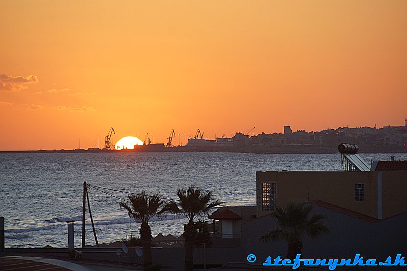 Amoudara - pohľad na Heraklion pri východe slnka