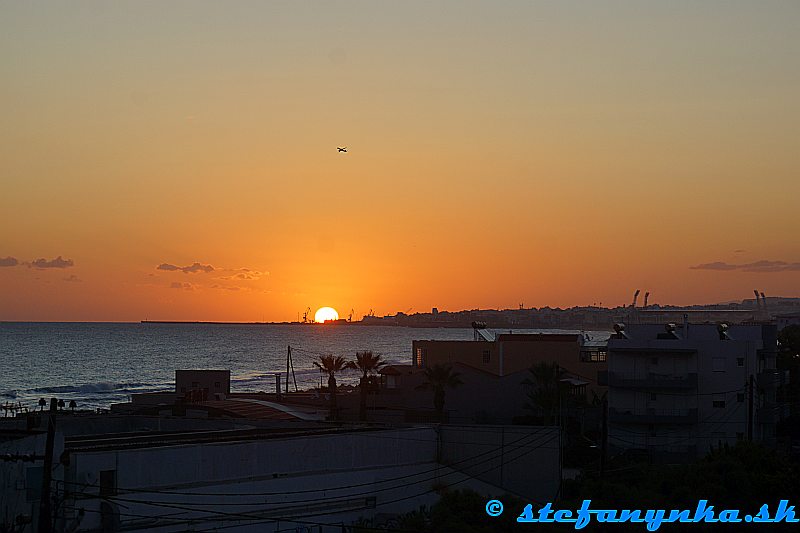 Amoudara - pohľad na Heraklion pri východe slnka