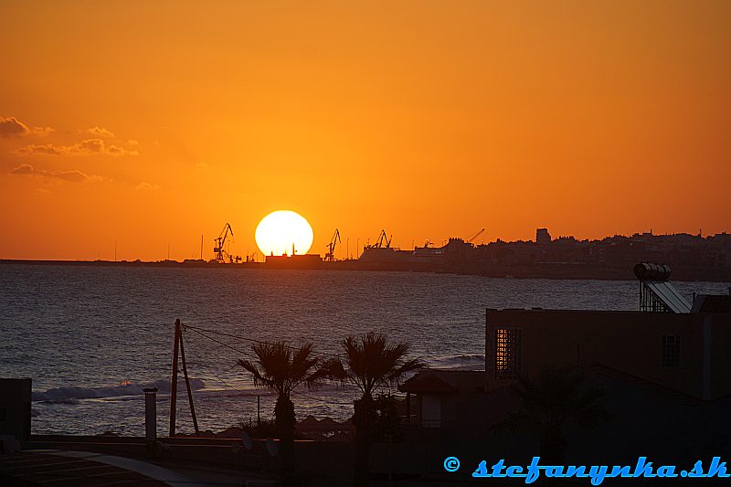 Amoudara - pohľad na Heraklion pri východe slnka