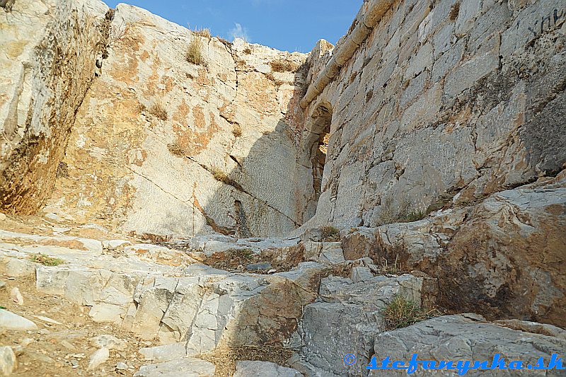 Prístup do hradu Paleokastro