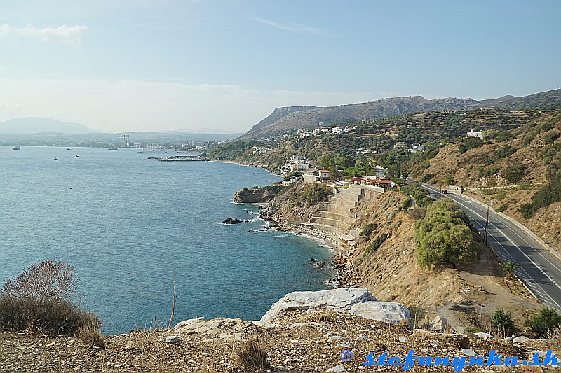 Hrad Paleokastro a Chelidoni beach. Amoudara je vľavo od tých vysokých komínov na brehu zálivu