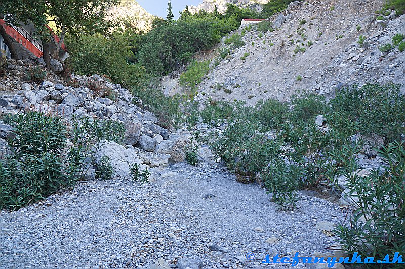 Rouvas gorge. Chodník prekračoval potok pri kláštore Agios Nikolaos 