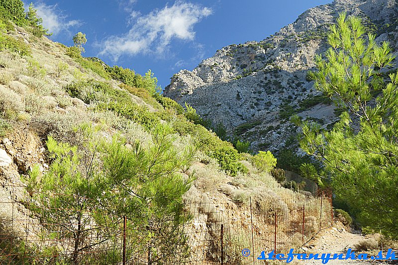 Rouvas gorge. Nad kláštorom Agios Nikolaos