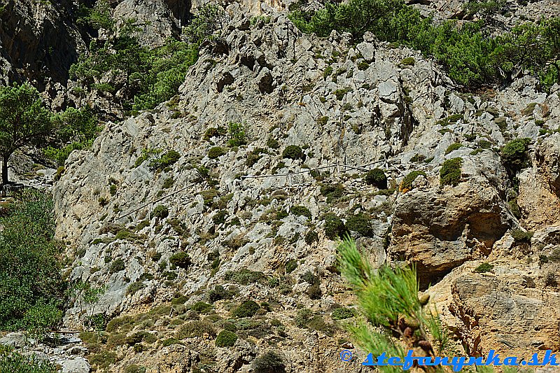 Rouvas gorge. Pohľad na chodník na opačnej strane rokliny, ktorý doprava smeruje nad spomínaný previs