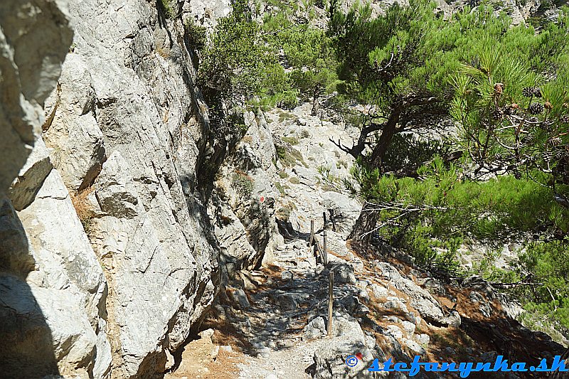 Rouvas gorge. Na chodníku vedúcom nad previs