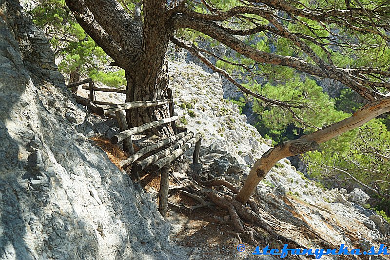 Rouvas gorge. Lavička na chodníku nad previsom