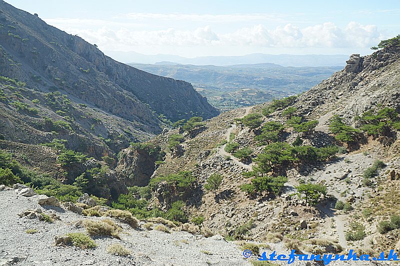 Rouvas gorge. Pohľad z chodníka nad previsom. Previs je rovno podo mnou