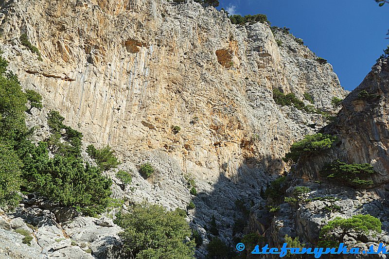 Rouvas gorge. Za previsom sa chodník začal dostávať do užších miest