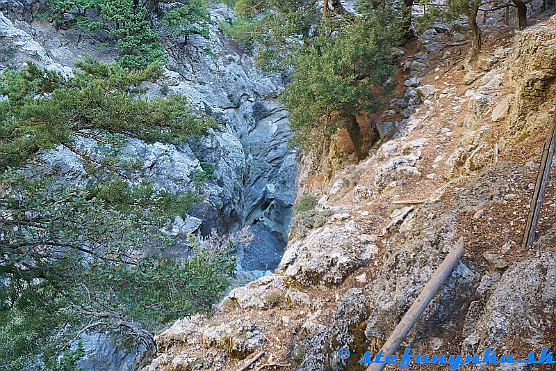 Rouvas gorge. Občas chodník pokračoval po hrane dosť vysoko. Toto bolo takých 15 až 20 metrov