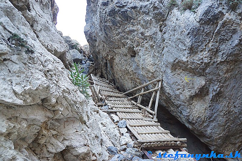 Rouvas gorge. Pod známym mostíkom