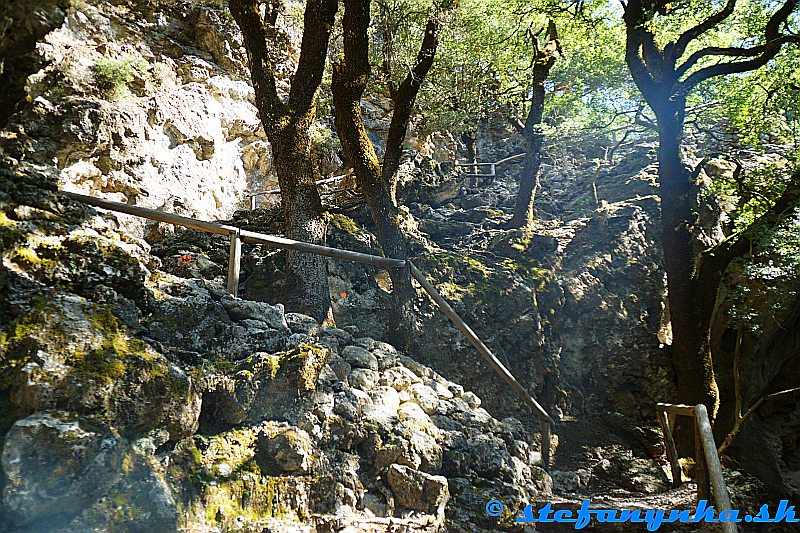 Rouvas gorge. Obchádzanie vodopádu