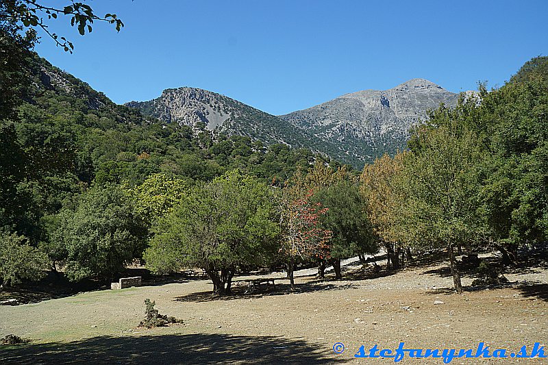 Agios Ioanis Rouva. Tá betónová lavička vľavo je prameň